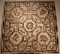Мозаика, показывающая Медузу и репрезентативные фигуры четырех сезонов, из Паленсии, Испания, была сделана между 167 и 200 гг. н.э.
