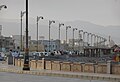 Ulica ob plaži Omanskega zaliva z vzhodnim gorovjem Hadžar v ozadju