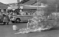 11. června 1963 – Malcolm Browne vyfotografoval vietnamského mahájánového mnicha Thich Quanga Duce během upálil v Saigonu. Tímto aktem protestoval proti perzekuci buddhistů v Jižním Vietnamu za vlády Ngô Ðình Ziema.