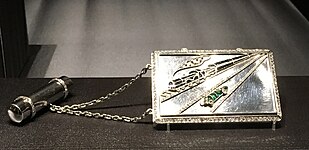 Le Train bleu et une automobile en parallèle (Van Cleef & Arpels).