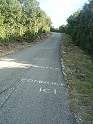 Après les carrières des Conques, une inscription au sol annonce l’arrivée de pourcentages extrêmes.