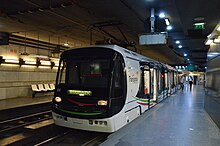 Photo d'un tramway Duewag empruntant la voie ferrée vers la gare de Lille-Flandres.