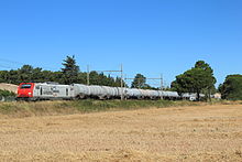 Une E 37500 d'Europorte tractant des wagons citernes Millet dans le sud de la France.