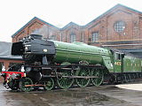 8.–9. KW Der Flying Scotsman der London and North Eastern Railway vor der Hauptwerkstätte in Doncaster, Grafschaft South Yorkshire.