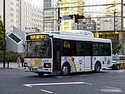 日野・レインボーIIメーカー純正CNG車と、株式会社協同によるCNG改造車の比較。屋根上のCNGボンベの位置と形状が異なる。 左は尾道市営バスのメーカー純正CNG車、右は共同による港区コミュニティバス「ちぃばす」のCNG改造車。