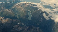 空から見た湖と周辺の地形(2017年)