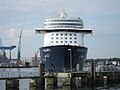 Mein Schiff 3 wendet in der Kieler Förde, um rückwärts am Ostseekai anzulegen