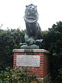 The Lion and the Eagle, tidligere krigsminne, i dag offentlig park bak byrådets kontorer