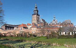 St.-Walburgis-Kirche mit Stadtmauer