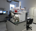 Dvourozměrný plynový chromatograf (GC×GC) s hmotnostním spektrometrem pracujícím na principu doby letu („time-of-flight“, TOF), který se používá zejména ke stanovení reziduí pesticidů a dalších těkavých kontaminantů organického původu v potravinách v laboratoři SZPI v Praze.