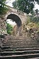 Le Faouët (Morbihan): arche du pont et escalier de la chapelle Sainte-Barbe.