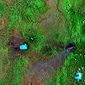 Zdjęcie satelitarne Tungurahura (środek na prawo) oraz pobliskiego Chimborazo (środek na lewo)