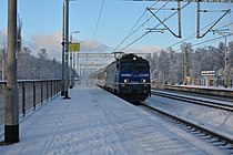 Przejeżdżający przez przystanek pociąg TLK spółki PKP Intercity