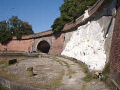 Vers le canal du Midi, au premier plan le bas-relief de François Lucas