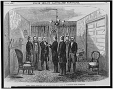 Gravure montrant Johnson et Chase tenant un livre entourés de six hommes. La scène se déroule dans un salon richement décoré.