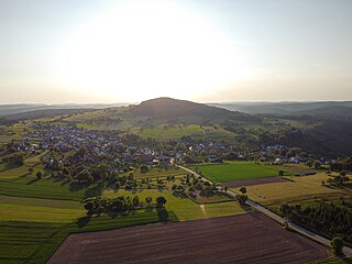 Blick auf Waldkatzenbach, im Hintergrund der Katzenbuckel