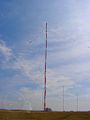 Een van de antennemasten van de marine-zendinstallatie