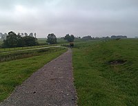 Grens Nederland -Duitsland bij Nieuwe Statenzijl. De grens loopt voor de schuilhut aan het einde van het fietspad.