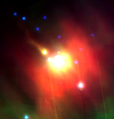 Spitzer Uzay Teleskobu tarafından görüntülenen proplit, sol üst köşedeki uzun nesnedir. 42 Orionis ise ortada ve etrafı parlayan tozlarla çevrilidir.