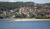 Praia de Cesantes, coa parroquia ao fondo.