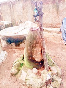 Petits dieux dans le cimetière des anciens à Tengzuk dans le Haut Ghana oriental. Septembre 2021.