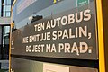 Reklama informująca o ekologicznym napędzie pojazdu z tyłu autobusu MZA Warszawa