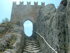 La torre merlata del castello.