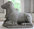 Nandi en grès (art du Champā, VIIe – VIIIe siècle) (Viêt Nam, Musée de la sculpture Cham de Da Nang).