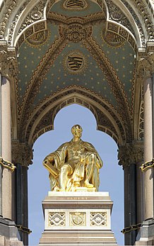 La sculpture centrale de l'Albert Memorial, à Kensington Gardens (Londres). (définition réelle 3 424 × 5 456)