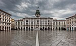 Stadshuset byggt 1875. I förgrunden Piazza Unità, Italiens största torg.