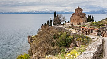 L'église Saint-Jean de Kaneo, édifice emblématique de la République de Macédoine, dominant le lac d'Ohrid. (définition réelle 5 110 × 2 818)