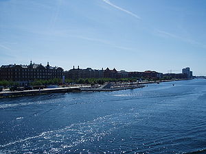 Islands Brygge med havnebadet set fra Langebro mod syd.