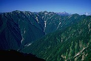 爺ヶ岳から望む蓮華岳と針ノ木岳から北へと延びる後立山連峰の山並み （2001年8月2日）