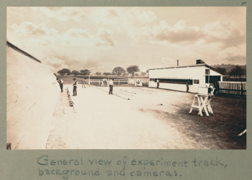 Muybridges Anlage in Palo Alto, 1879. In dem Gebäude auf der rechten Seite des Bildes sind die Kameras untergebracht. Auf der linken Seite ist eine weiße Wand zu sehen, vor deren Hintergrund die Pferde in ihrem Bewegungsablauf abgelichtet wurden.