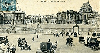 Place d'Armes in the early 20th century. Horse-drawn carriages and automobiles cross paths