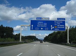 Die A 1 aus Richtung Hamburg 1000 m vor dem Kreuz