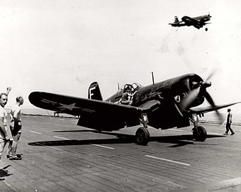 Harci feladatra indulván F4U Corsair gépével a USS Franklin D. Roosevelt anyhajóról