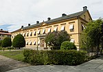 Skolans lokaler under perioden 1831-1864 på Ågatan 65. Byggnaden kallas idag Konsistoriehuset eller domkapitelhuset där Linköpings Stifts administration finns.