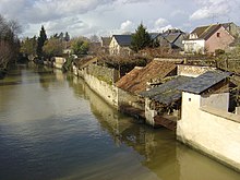 Les anciens lavoirs de Brou sur l'Ozanne.