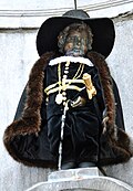 22 juin 2013, Manneken-Pis en habit de bourgmestre des Lignages de Bruxelles qui lui offrent ainsi son 902e costume[59].