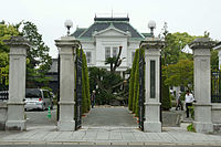 立花伯爵邸。明治43年に同家の迎賓館として建設された。当時すでに自家発電所を設けており、輸入品のシャンデリアや電気器具を使っていた。今もランプシェイドなど多くの設備が当時のままに残されており、結婚式場などとして使われている[14]。