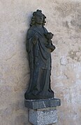 Statue de saint Vougay à l'extérieur de l'église.