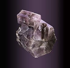 Aragonit, krystalografická soustava je kosočtvercová, tvrdost 3,5 až 4 na Mohsově stupnici tvrdosti.