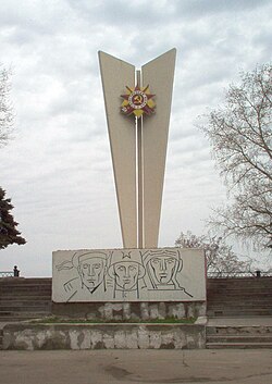 A monument to the coat of arms of Engels