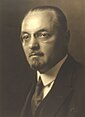 Dunkles Schwarz-weiß-Portraitfoto von Otto Glöckel