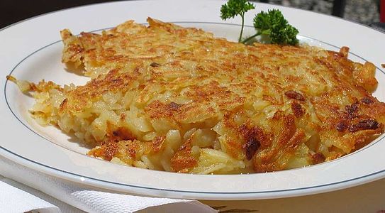 Rösti với rau mùi để trang trí