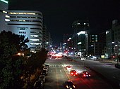 セントラルブリッジから夜の桜通を望む（東方向）。 （中区丸の内、2014年（平成26年）3月）