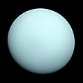Планетата Уран заснета от Вояджър 2. Циановият цвят е следствие от метановия газ в атмосферата му.