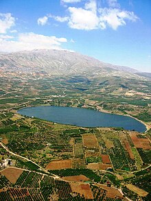 Lago Ram próximo ao monte Hérmon (ao fundo), no nordeste das colinas de Golã.