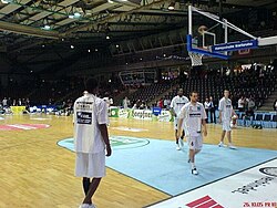 Die Europahalle Karlsruhe in der Saison 2005/06 vor einem Spiel der BG Karlsruhe